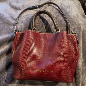 Dooney & Bourke Large Barlow. Embossed Leather Lizard print . Color Bordeaux.